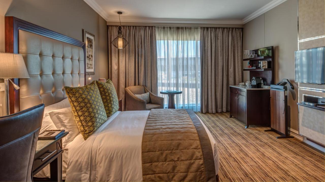 Intercontinental Johannesburg Or Tambo Airport Hotel By Ihg Kempton Park Exterior photo A room at the Hilton Cape Town Waterfront