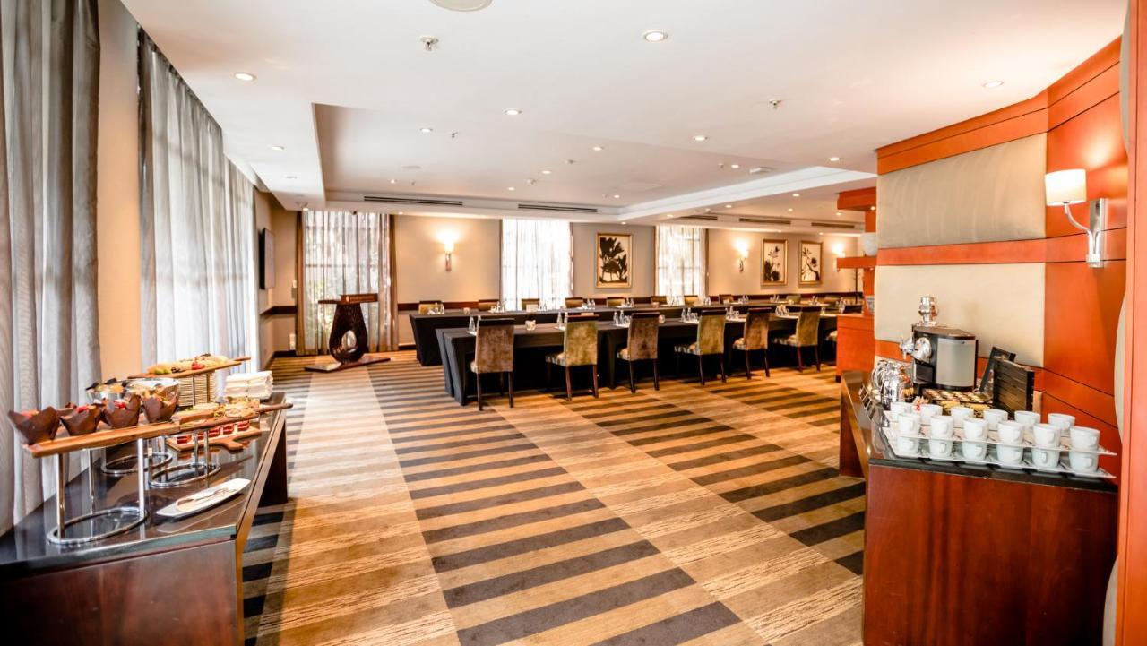 Intercontinental Johannesburg Or Tambo Airport Hotel By Ihg Kempton Park Exterior photo The lounge at the airport