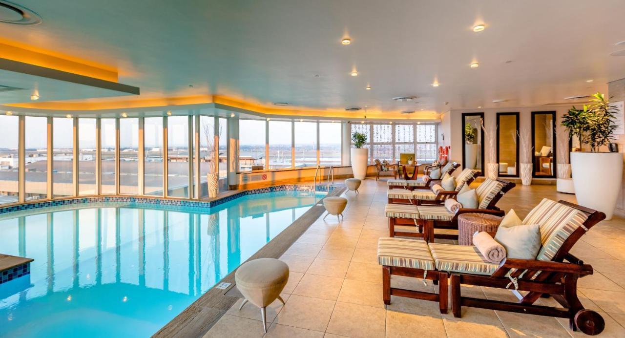 Intercontinental Johannesburg Or Tambo Airport Hotel By Ihg Kempton Park Exterior photo The pool at the InterContinental