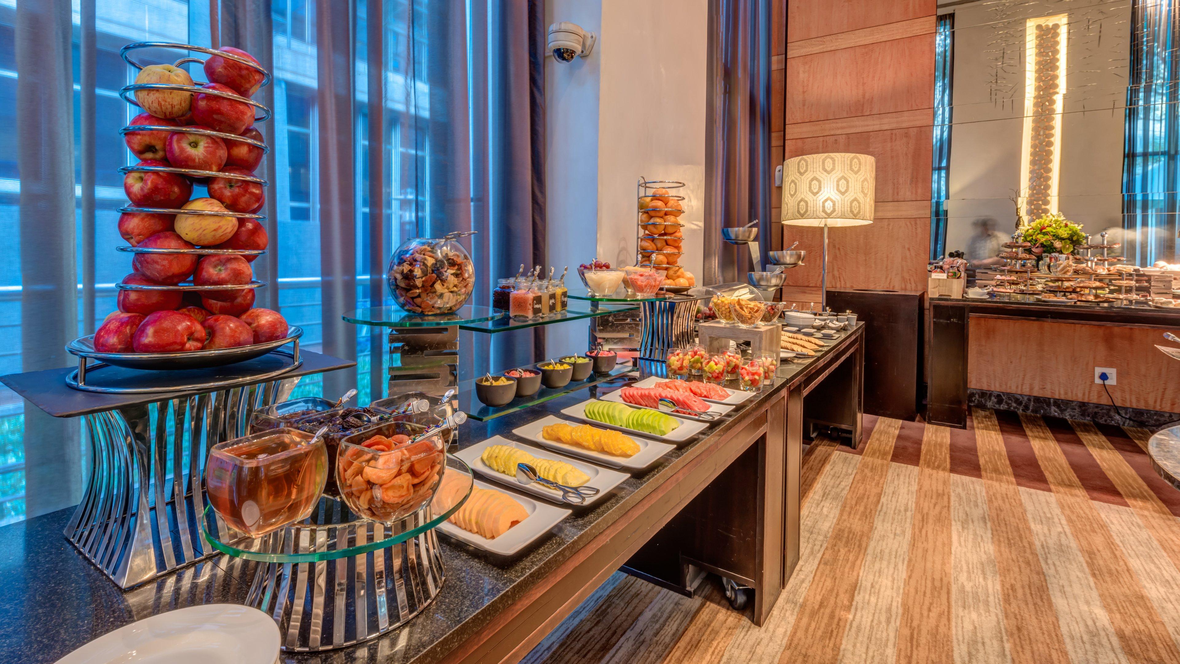 Intercontinental Johannesburg Or Tambo Airport Hotel By Ihg Kempton Park Exterior photo A buffet at a hotel