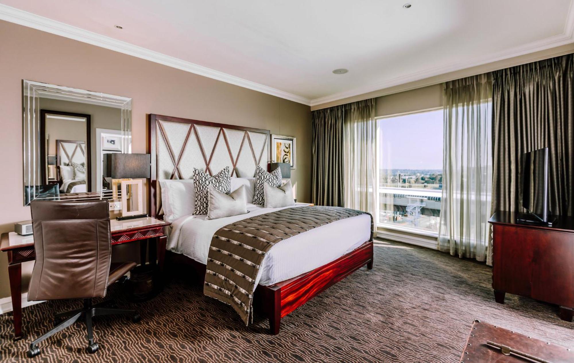 Intercontinental Johannesburg Or Tambo Airport Hotel By Ihg Kempton Park Exterior photo A bedroom at the Four Seasons Hotel