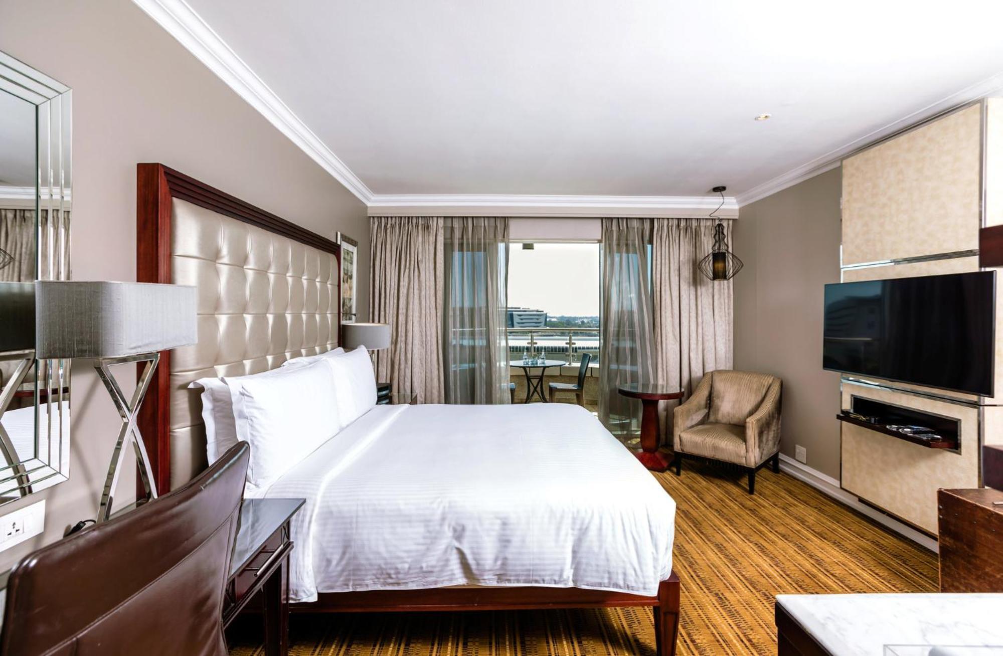 Intercontinental Johannesburg Or Tambo Airport Hotel By Ihg Kempton Park Exterior photo A bedroom at the Hilton